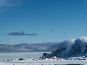 And the arrival of the plane, a Twin Otter from Chile!